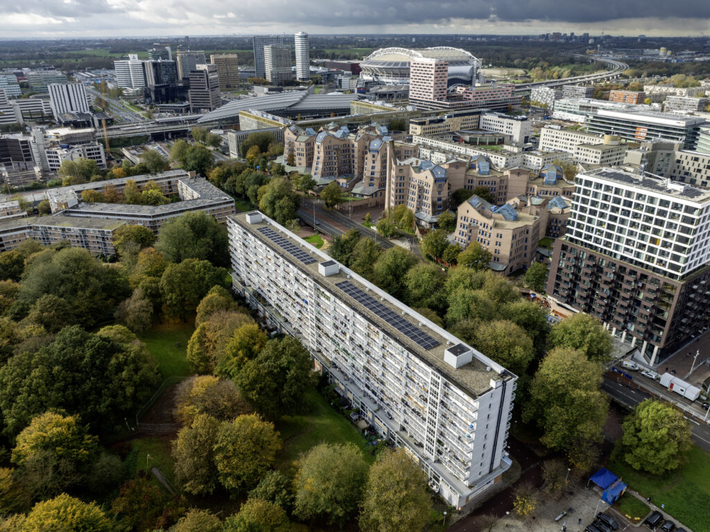 Verduurzaming en renovatie van 147 woningen in Amsterdam-Zuidoost. Multical begeleidde het project vanaf initiatief tot uitvoering.